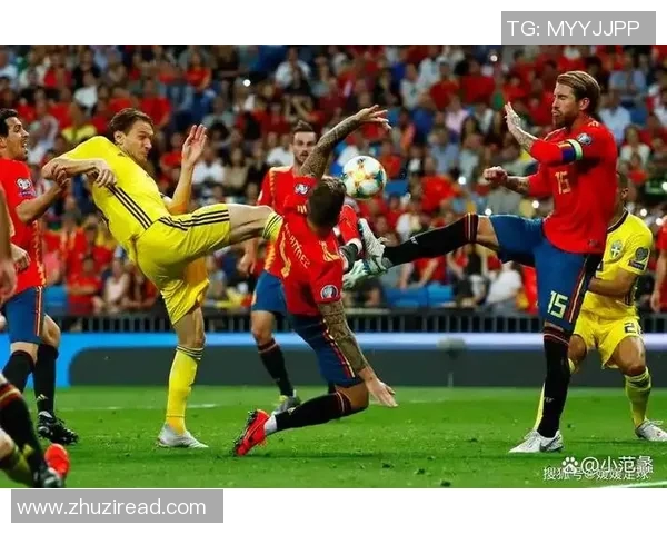 在沙滩上尽情模仿足球明星的精彩踢球瞬间